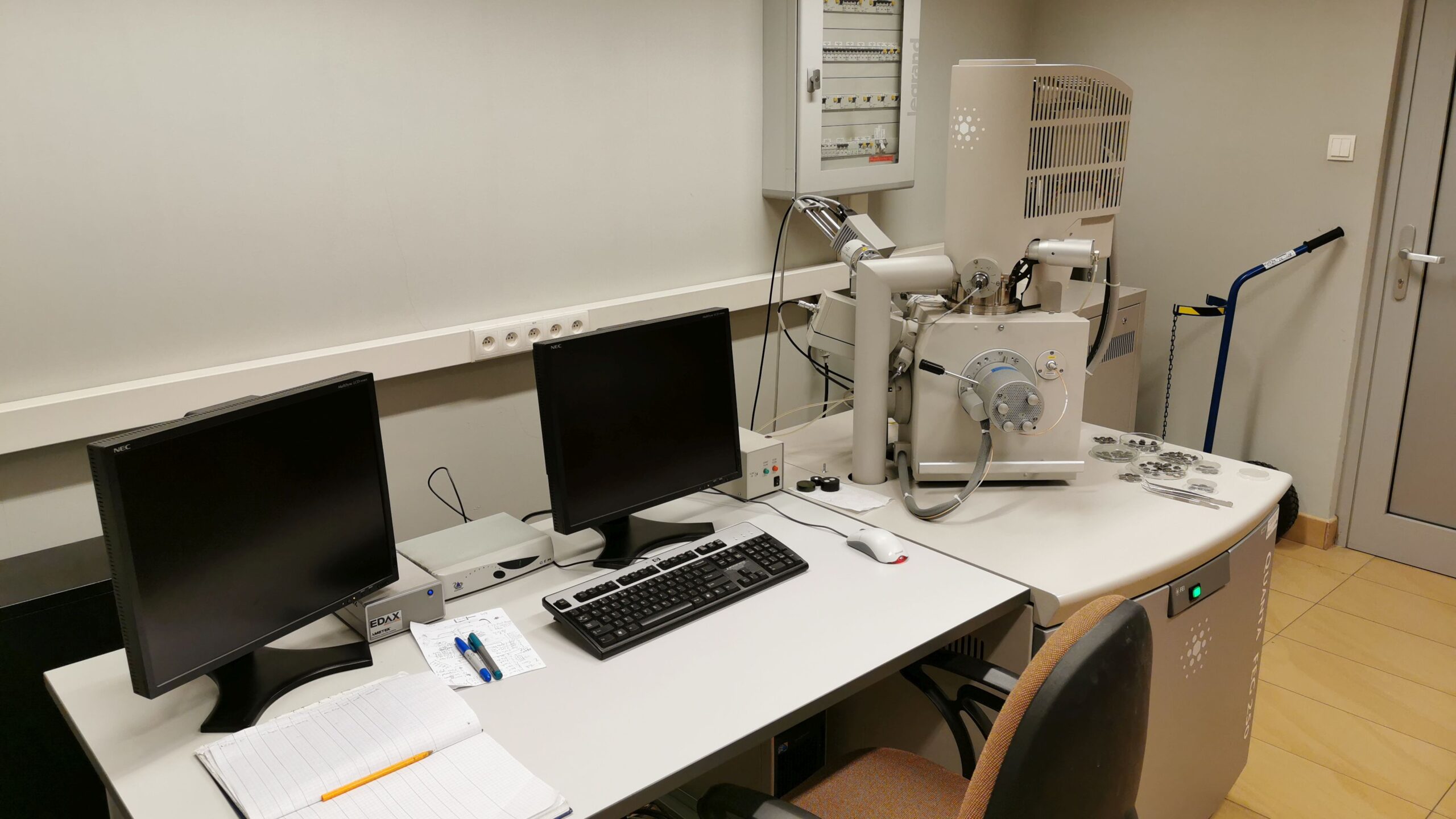 Mikroskop skaningowy QUANTA-FEG 250